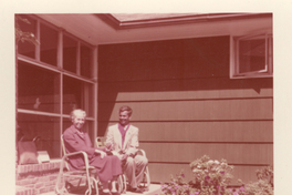 [Gabriela Mistral y un amigo en New York]  [fotografía].