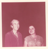 [Gabriela Mistral y una amiga en New York]  [fotografía].
