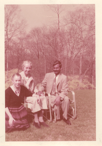 [Gabriela Mistral y unos amigos en New York]  [fotografía].