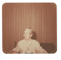 [Gabriela Mistral en New York]  [fotografía].