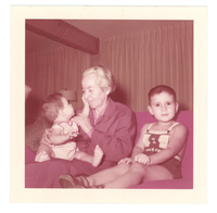 [Gabriela Mistral en New York]  [fotografía].