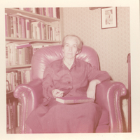 [Gabriela Mistral en New York]  [fotografía].