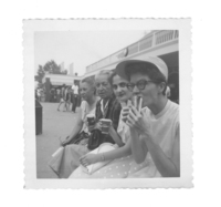 [Gabriela Mistral, Doris Dana y dos amigas en New York]  [fotografía].