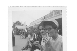 [Gabriela Mistral, Doris Dana y dos amigas en New York]  [fotografía].