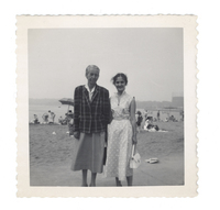 [Gabriela Mistral y una amiga en New York]  [fotografía].