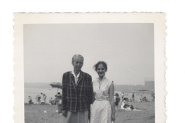 [Gabriela Mistral y una amiga en New York]  [fotografía].