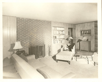 [La casa de Gabriela Mistral en Roslyn Harbor en New York]  [fotografía].