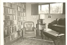 [La casa de Gabriela Mistral en Roslyn Harbor en New York]  [fotografía].