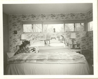 [Doris Dana y un gato en New York]  [fotografía].