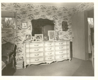 [La casa de Gabriela Mistral en Roslyn Harbor, New York]  [fotografía].