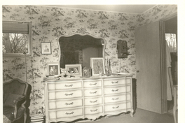 [La casa de Gabriela Mistral en Roslyn Harbor, New York]  [fotografía].