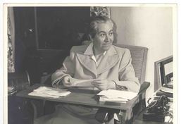 Gabriela Mistral en Santa Barbara  [fotografía].