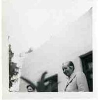 [Gabriela Mistral y una amiga en Santa Barbara]  [fotografía].