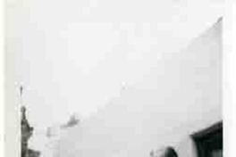 [Gabriela Mistral y una amiga en Santa Barbara]  [fotografía].