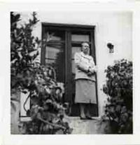 [Gabriela Mistral en Santa Barbara]  [fotografía].