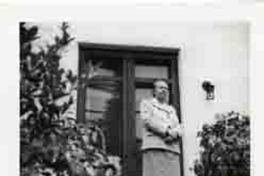 [Gabriela Mistral en Santa Barbara]  [fotografía].