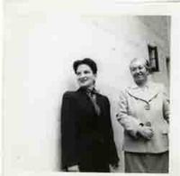 [Gabriela Mistral en Santa Barbara]  [fotografía].