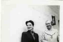 [Gabriela Mistral en Santa Barbara]  [fotografía].