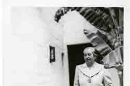 [Gabriela Mistral en Santa Barbara]  [fotografía].