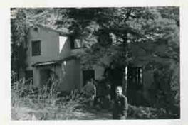 [Gabriela Mistral en Santa Barbara]  [fotografía].