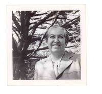 [Gabriela Mistral en Santa Barbara]  [fotografía].