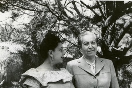 [Gabriela Mistral en Santa Barbara]  [fotografía].
