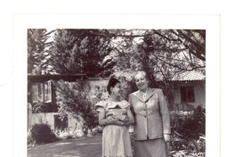 [Gabriela Mistral, en Santa Barbara]  [fotografía].