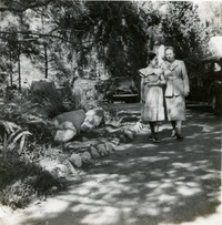 [Gabriela Mistral, en Santa Barbara]  [fotografía].