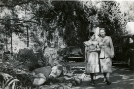 [Gabriela Mistral, en Santa Barbara]  [fotografía].