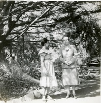 [Gabriela Mistral en Santa Barbara]  [fotografía].