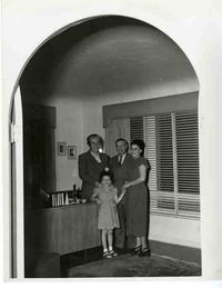 [Gabriela Mistral en Los Angeles]  [fotografía].