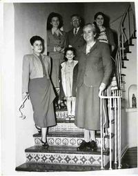 [Gabriela Mistral en Los Angeles]  [fotografía].