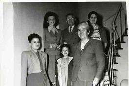 [Gabriela Mistral en Los Angeles]  [fotografía].