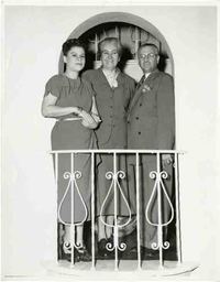 [Gabriela Mistral en Los Angeles]  [fotografía].