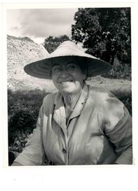[Gabriela Mistral en Yucatán]  [fotografía].