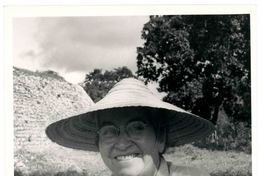 [Gabriela Mistral en Yucatán]  [fotografía].