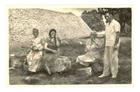 [Gabriela Mistral en Yucatán]  [fotografía].