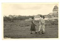[Gabriela Mistral en Chichén Itzá]  [fotografía].