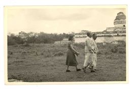 [Gabriela Mistral en Chichén Itzá]  [fotografía].