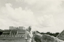 [Gabriela Mistral en Chichén Itzá]  [fotografía].