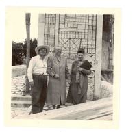 [Gabriela Mistral y amigos en México]  [fotografía].