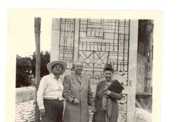 [Gabriela Mistral y amigos en México]  [fotografía].