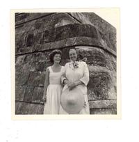 [Gabriela Mistral y Doris Dana en Chichén Itzá]  [fotografía].
