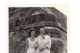 [Gabriela Mistral y Doris Dana en Chichén Itzá]  [fotografía].