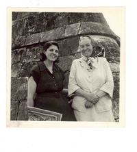 [Gabriela Mistral y Consuelo Saleva en Chichén Itzá]  [fotografía].