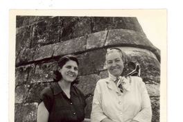 [Gabriela Mistral y Consuelo Saleva en Chichén Itzá]  [fotografía].