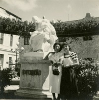 [Doris Dana y una amiga en Mérida]  [fotografía].