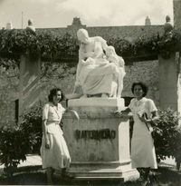 [Amigas de Doris Dana]  [fotografía].