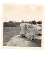 [Gabriela Mistral en Chichén Itzá]  [fotografía].