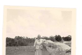 [Gabriela Mistral en Chichén Itzá]  [fotografía].